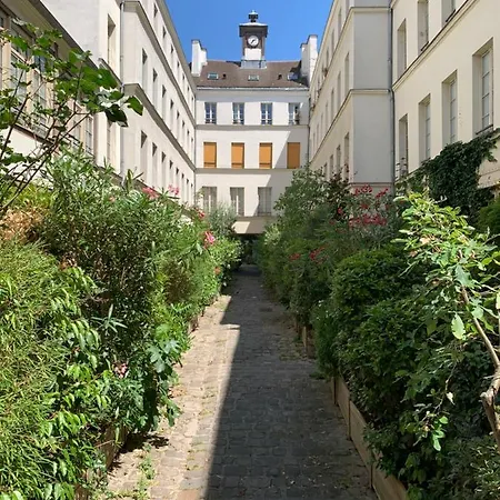 Cozy In The Upper Marais Area Hotel